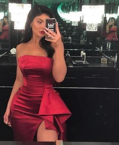 Burgundy Prom Dress Mermaid, Robert Kardashian, Strapless Prom Dress, Mermaid Prom Dress, Kylie Jenner Outfits, Jenner Outfits, Mermaid Evening Dresses, Kendall And Kylie, Looks Chic