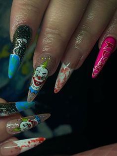 Add a touch of circus terror with these freaky clown nails! 🖤🎪 Featuring sinister clown faces, sharp details, and bold colors, these nails will bring the perfect mix of horror and fun to your look. 💅🕸️ #FreakyClownNails #ScaryChic #HalloweenNails Holloween Nails, Clown Horror, Space Nails, Clown Faces