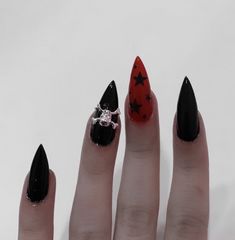 Stilleto Nails Gothic, Metal Head Nails, Acrylic Nail Designs Emo, Vampire Aesthetic Nails, Stiletto Halloween Nails Designs, Red Goth Nails, Emo Acrylic Nails, Rock Nails Grunge, Emo Nails