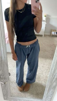 Comfy Outfits Sweatpants, Sweatpants Outfit Summer, Comfy School Outfits, Outfits Everyday, Comfy Sweatpants, Casual Preppy Outfits, Comfy Outfit, Outfit Inspo Casual