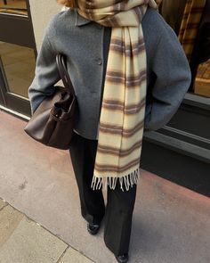 Todas las publicaciones • Instagram Neckwear Women, Milan Street Style, How To Wear A Scarf, Couture Details, Swag Style, Fall Street Style, Trendy Fashion, Street Style, Clothes