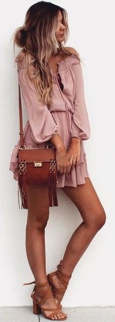 summer boho street style. ruffle dress. lace up sandals. Boho Street Style, Stile Boho Chic, Boho Chique, Boho Mode, Boho Styl, Design Cv, Dresses Beautiful, Mode Boho