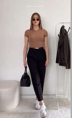 Parisian Outfit, Casual Outfits For Women, High Waisted Dress, Summer Office Outfits, Style Désinvolte Chic, Samba Outfit, Look Office, Professional Work Outfit, High Waisted Dress Pants