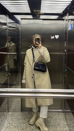 Hijabi Winter Outfits, White Jacket Outfit, Winter Outfits Korean, Hijabi Outfit, Simple Style Outfits