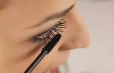 Clumpy Mascara, Mascara And Eyeliner, Mascara Eyes, Eye Lashes Natural, Gorgeous Eye Makeup, Applying Mascara, Beginner Makeup Tips