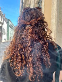 Dark Curly Hair With Light Brown Highlights, Orange Highlights Curly Hair, Natural Red Highlights In Brown Hair Curly, Dark Brown And Red Curly Hair, Curly Auburn Highlights, Brown Red Balayage Curly Hair, Maple Brown Hair Color Curly Hair, Curly Brown Copper Hair