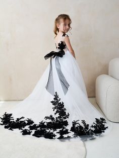 PERFECT FLOWER GIRL DRESS✨ Make order today and SAVE 15%🎁delivery 3-4 days only! Process time: 1-2 working days Delivery time: 2-4 working days  Also offer express overnight delivery https://www.etsy.com/listing/1298332912/express-delivery?click_key=eb8207bd8376c2fa762384c4d5701f79c6bcbc77%3A1298332912&click_sum=63123b47&ga_search_query=express&ref=shop_items_search_1&frs=1 *Train is detachable & all dresses have bow* Age 1.5 Height 86cm/34in Chest 51cm/20in Waist 51cm/20in Hips 51cm/20in Age 2 Black And White Flower Girl Dress, Nbc Wedding, Tulle Black Dress, Black Kids Dress, Flower Girl Dress Black, Toddler Black Dress, Black And White Wedding Dress, Marriage Clothes, Black Flower Girl Dress