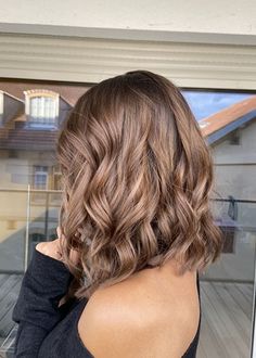 Light Brown Short Hair Balayage, Spring Hair Balayage, Light Brown Hair Balayage Short, Light Brown Hair On Short Hair, Caramel Hair Blue Eyes, Cacao Hair Color, Short Light Brown Hair Color Ideas, Almond Honey Hair, Light Brunette Balayage Hair Short