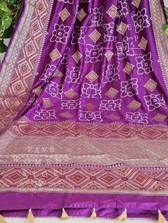 Fall/Pico - yes done. Blouse stitched - YesBlouse Opening - FrontPadded - noBlouse size - 38 with inner margins expandable upto 44For Blouse Size 36 alteration can be done on request. Bandhani Print Blouse Piece For Traditional Ceremonies, Purple Bandhani Print Saree, Bohemian Blouse Piece With Traditional Patterns, Purple Bandhani Print Dupatta, Bohemian Long Sleeve Blouse For Puja, Fitted Bohemian Purple Dupatta, Silk Blouse Piece With Bandhani Print, Bohemian Purple Blouse For Diwali, Bohemian Purple Blouse Piece For Festivals