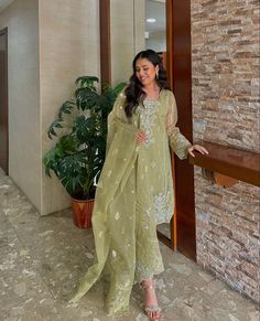 Nikah Guest Outfit, Eid Outfits Pakistani, Eid Outfit Ideas, Desi Wedding Dresses, Eid Outfits, Desi Fashion Casual, Desi Aesthetic, Pakistani Fashion Party Wear