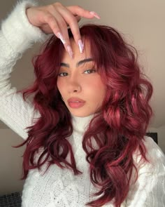 Cherry cola: o tom ruivo cereja que virou sensação para os cabelos - Dia de Beauté Cherry Cola Curly Hair, Cola Hair, Cherry Cola Hair, Curly Wurly, Cherry Cola, Dua Lipa, Cherry Red, Hair Colors