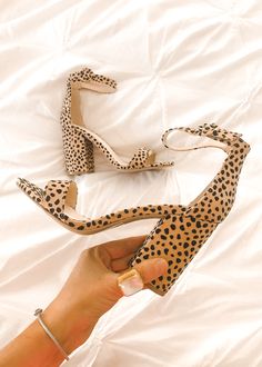 Shoes For Ladies, Leopard Sandals, Pumped Up Kicks, Shoe Inspiration, Many Shoes, Shoe Inspo, Shoe Closet, Lululemon Leggings