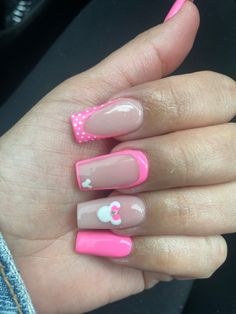 Short Disney Acrylic Nails, Minnie Mouse Bow Nails, Mini Mouse Nails Designs Nailart, Minnie Mouse Nail Ideas, Minnie Mouse Inspired Nails, Disney Nails Acrylic Square, Minnie Mouse Acrylic Nails, Hot Pink Disney Nails, Square Disney Nails