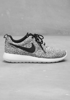 Nike Roshe Run Michelle Lewin, Nike Free Run, Leggings Nike, Baskets Nike, Roshe Run, Nike Shoes Cheap, Nike Roshe Run, Nike Free Shoes, Nike Shoes Outlet