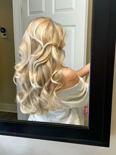 Blonde Hair Blowout Aesthetic, Light Blonde Blowout, Blowout On Blonde Hair, Subtle Prom Hair, Long Blonde Hairstyles Formal, Big Bounce Curls, Long Blonde Hair Blowout, Wedding Hair Bouncy Curls