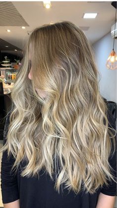 Golden Blonde Hair With Dark Roots Balayage, Dimensional Golden Blonde, Rooted Dimensional Blonde, Dark Blonde Roots, Dark Blond, Painted Highlights, Platinum Blonde Balayage, Simple Classic Style