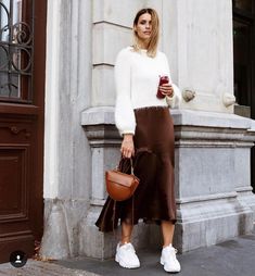 Witte Sneakers Outfit, Casual Chique Stijl, White Sneakers Outfit, Chic Sneakers, Brown Skirt, Silk Outfit, Song Of Style, Most Beautiful Dresses, Sneakers Outfit