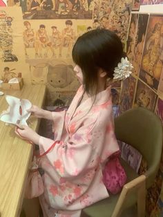 Kimono Tokyo, Kimono Aesthetic, Iconic Halloween Costumes, Japanese Couple, Cute Kimonos, Kabukicho, Y2k Profile Picture, Kimono Japan, Pink Kimono