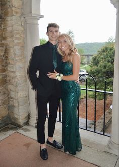 Forest Green Prom Dress Couple, Prom Couples Green Dress, Green Prom Dress Couple Pictures, Emerald Green Dress Couple Outfit, Emerald Green Prom Couple Matching, Matching Green Prom Outfits, Matching Green Outfits Couples, Green Prom Dress And Suit, Green Dress Matching Couple