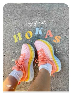 Hoka Outfit Aesthetic, Hoka Tennis Shoes, Cute Tennis Shoes, Disney Outfit Ideas, Cute Running Shoes, Shoes Hoka, Pink Tennis Shoes, Outfits Athletic