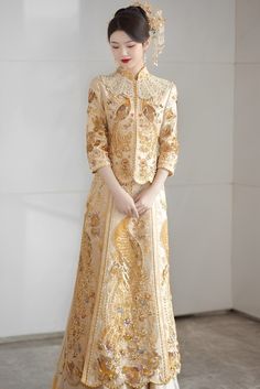 Make an unforgettable entrance in a magnificent gold Chinese qipao wedding dress. This gorgeous bridal Qun Kwa ensemble is crafted with handmade embroidery made of sequin and beading. It features such traditional motifs as phoenixes and charming flowers. These intricate adornments symbolize eternal love, femininity, and harmony in marriage. Chinese Wedding Cheongsam, Cheongsam Modern Wedding, Chinese Bridal Dress, Qipao Wedding Dress, Cheongsam Wedding Dress, Qun Kwa, Chinese Gown, Chinese Wedding Dress Traditional, Tailored Wedding Dress