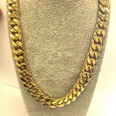 This is a long and chunky 925 sterling silver necklace with a gold plated pendant.  The necklace has a clasp and a 52cm chain.  The pendant is a mixture of gold-plated and silver. Silver Purity: 925 Total Weight: 252.7g  Width of Chain: 1.5cm Necklace Length: 52cm SMS6339 Classic Chunky Jewelry As Gift, Classic Chunky Jewelry As A Gift, Classic Gold Chunky Jewelry, Classic Chunky Gold Jewelry, Gold-tone Chunky Necklace As Gift, Chunky Gold-tone Necklace For Gift, Gold Cuban Link Chunky Chain Necklace, Yellow Gold Chunky Cuban Link Necklace, Chunky Link Jewelry For Formal Occasions