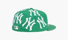 New York Yankees Box Logo New Era SU12023 Grunge Boy Style, Custom New Era Hats, Designer Hats Men, Supreme New York, Custom Fitted Hats, Supreme Hat, Streetwear Hats, Swag Hats, Dope Hats