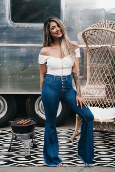 Love Soft, Bodysuit White, England Fashion, Outfits Winter, Vintage Vibes, High Waisted Denim, Kimonos, The Vintage, Bell Bottoms