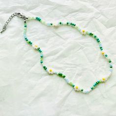 Élevez votre garde-robe de vacances avec notre collier de perles Daisy. Doté de superbes perles de cristal de verre vert et blanc, ce collier dégage une ambiance de vacances décontractée.






 Que vous vous prélassiez sur la plage ou que vous vous promeniez dans les rues, ce collier est là pour vous.






 Dimensions : 47cm






 Matériaux: Perles de cristal de verre Vacation Wardrobe, Glass Crystal, White Glass, Crystal Beads, Daisy, Beaded Necklace, Beads, Crystals, Green