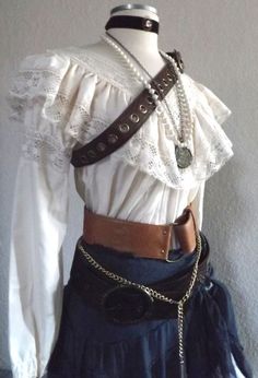 Space Pirate Aesthetic Outfit, Coquette Pirate, Old West Saloon Girl, Pirate Outfit Female, Pirate Costume Women, Women Pirate, Pirate Halloween Costume, Old West Saloon