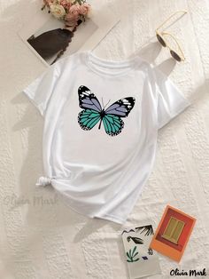 Olivia Mark - Womens Plus Size Butterfly Print Short Sleeve Round Neck Casual T-shirt with Slight Stretch Women T Shirt Print Design, Tshirt Style Outfit, Usa Girls, T-shirt Print Design, Patriotic Fashion, Round Neck Tees, Shirt Print Design, Butterfly Print, Plus Size Casual