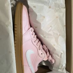 Dead Stock Wmns 8 Air Jordan1 Low Pink/White Rose Arctique/Blanc Nike Shoes Womens, Shoes Womens, White Rose, White Roses, Womens Shoes Sneakers, Nike Shoes, Pink White, Nike Women, Shoes Sneakers