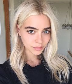 BLONDE. 901 Salon.                                                                                                                                                                                 More Blonde Hair Dark Eyebrows, Dark Eyebrows, Black Eyebrows, Platinum Blonde Hair Color, Platinum Hair, Trendy Hair Color, Penteado Cabelo Curto, Brown Blonde Hair