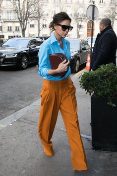 Women who look consistently chic and well dressed have a formula for establishing their everyday look. These are the style rules all timeless women follow. Orange Outfits, Victoria Beckham Outfits, Victoria Beckham Style, Elegante Y Chic, Color Blocking Outfits, Amal Clooney, Italy Outfits, Popular Shirt, Popsugar Fashion