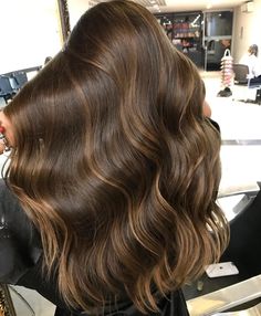 ESSE!!!! 💕💕💕💕 Caramel Highlights, Hair Color Light Brown, Foto Tips, Brown Hair With Highlights, Beautiful Long Hair, Hair Inspo Color, Light Brown Hair