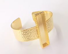 Material Wrist strap : Brass Blank : zinc alloy Color: Shiny Gold Wristband width: 20 mm Blank Size : 50x10 mm Square Blank inner depth : 3 mm Quantity : 1 pc. To see other all Gold Bracelet Blanks please click below https://www.etsy.com/shop/AZsupplies/search?search_query=bracelet+blank+gold&order=date_desc&view_type=list&ref=shop_search To see other all Silver Bracelet Blanks please click below https://www.etsy.com/shop/AZsupplies/search?search_query=bracelet+blank+silver&order Gold Cabochon Bangle Jewelry, Adjustable Gold Rectangular Cuff Bracelet, Gold Adjustable Rectangular Cuff Bracelet, Gold Rectangular Cuff Bracelet Gift, Dry Flower, Brass Bracelet, Bronze Pendant, Rose Gold Bracelet, Copper Bracelet