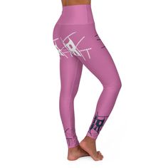 Estas leggings de ioga justas de cintura alta levarão você do treino à corrida na loja com conforto e estilo. O logotipo IR impresso nessas leggings de cintura alta para ioga adicionará um toque instantâneo na academia ou em qualquer guarda-roupa esportivo.

 Observação: é pequeno, considere um tamanho maior!.: 100% poliéster

 .: Corte skinny
 .: A linha de costura externa tem a mesma cor do desenho
 .: Linha de costura interna branca
 .: Cintura dupla camada
 .: Obs! Quando esticado excessivamente, parte do material branco não tingido por baixo pode ficar visível nas costuras ou onde foi costurado. 











 XS 

 S 

 M 

 eu 

 XL 

 2XL 











 Largura da cintura, em 

 13h39 

 13.58 

 13,78 

 13,98 

 14.17 

 14h37 






 Largura do quadril, em 

 16.14 

 16.54 

 17h40 Fitted Letter Print Activewear For Yoga, Stretch Yoga Leggings With Letter Print, Fitted Yoga Leggings With Letter Print, Fitted Sports Leggings With Letter Print, Fitted Letter Print Leggings For Yoga, Stretch Bottoms With Letter Print For Yoga, Stretch Yoga Bottoms With Letter Print, Athleisure Leggings With Letter Print For Workout, Athleisure Gym Leggings With Letter Print