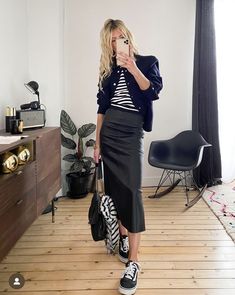 Dress Down Day, Rocker Look, Leather Skirt Outfit, Outfits Skirt, Fashion Trends Fall, All Black Fashion, Skirt And Sneakers, Fashion Capsule, Fall Fashion Outfits