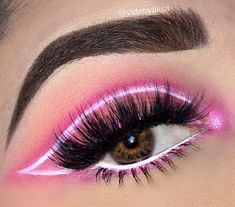 Neon Inspired Makeup, Neon Liner Looks, Pink Party Eyeshadow, Neon Sign Makeup, Pink Makeup White Eyeliner, Pink Neon Makeup Looks, Neon Make Up Looks, Barbie Eyeliner Ideas, White Eyeliner Halloween Makeup