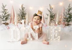 Snowflake Cake Smash Photoshoot, Winter Onederland First Birthday Pictures, Winter Onederland First Birthday Photoshoot, White Winter Onederland Party, Winter Onederland Picture Ideas, 1st Birthday Photoshoot Christmas, Winter Onederland Smash Cake Photos, Winter Onederland First Birthday Outfit, First Birthday Christmas Photoshoot