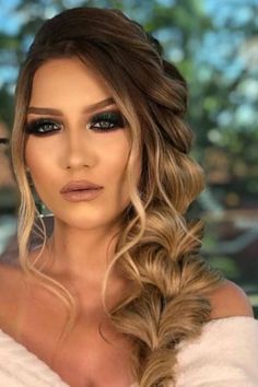 Planejar um casamento é uma jornada emocionante, e um aspecto crucial que adiciona charme é escolher o penteado certo, especialmente para as madrinhas de casamento. SAIBA MAIS........ Bride Hairstyles For Long Hair, Beach Blonde Hair, Cute Wedding Hairstyles, Beach Blonde, Ombre Balayage, Hair Inspiration Color, Latest Hairstyles, How To Turn