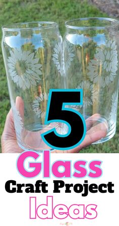 the words 5 glass craft project ideas are in front of two glasses with daisies on them