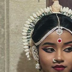 Odissi Aesthetic, Odissi Makeup, Bharatnatyam Makeup, Kathak Anarkali, Dance Eye Makeup, Bharatanatyam Makeup, Indian Eye Makeup, Odissi Dance, Bharatanatyam Poses