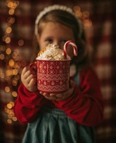 Christmas Kid Photoshoot Ideas, Unique Christmas Pictures, Christmas Kid Pictures, Christmas Foto Ideas, Poses For Christmas Pictures, Christmas Photoshoot Setup Ideas, Kid Christmas Photoshoot Ideas, Fun Christmas Photo Ideas