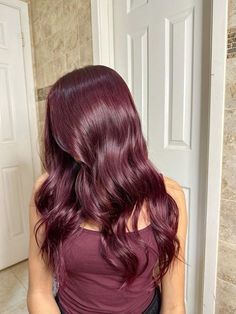 Burgundy Hair For Pale Skin, Wild Berry Hair Color, Hair Color Ideas For Latinas Skin, Vine Red Hair Colour, Red Plum Hair Color, Red Lavender Hair, Plum Hair Balayage, Purple Reddish Hair, Wavy Burgundy Hair