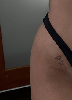 Vline Tattoo Girl, Tattoo Hiding Places, Rose Stick And Poke Tattoo, Pant Line Tattoo, Tattoo Areas For Women Ideas, Fine Line Hip Tattoos Women, Rippen Tattoo Frau, 11:11 Tattoo Ideas, Rose Tattoo On Hip