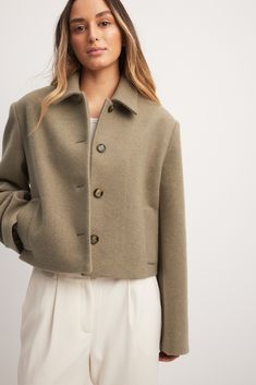 This coat is cropped and features a straight short fit and a classic collar. It has sharp shoulders and welt side pockets. Our coat features a button closure down the front. Short Coat Outfit, Coat Outfits For Women, Mantel Beige, Ladies Short Jackets, Cropped Coat, Tweed Coat, Fall Coat, Spring Jackets, Coat Outfits