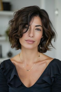 A wavy bob cut styled with a deep side part, injecting both sophistication and movement. Ideal for 40-year-old women seeking a blend of elegance and dynamism in their look. Click below to see more! Girls Haircuts, Long Sleek Hair, Haircut Styles For Women, High Ponytail Hairstyles, Short Curly Hairstyles, Waves Hair, Half Up Half Down Hairstyles, High Ponytail, Hair Styler