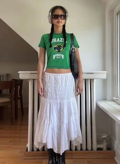 Blokette Outfits Aesthetic, Long Skirt Outfits 2024, White Maxi Skirt Aesthetic, Summer White Skirt Outfit, How To Style A White Maxi Skirt, White Peasant Skirt Outfit, How To Style White Maxi Skirt, White Maxi Skirt Outfit Ideas, Outfits With Long White Skirt