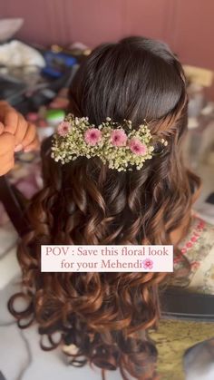 Looking for the perfect hairstyle to rock on your mehendi day? Check out these stunning baby-breath floral open hairstyles that are sure to make you feel like a queen on your special day. Reception Hairstyles, Mehndi Hairstyles, Bridal Hairstyle Indian Wedding, Hair Style On Saree, Saree Hairstyles, Hair Style Vedio, Bridal Hairdo, Traditional Hairstyle